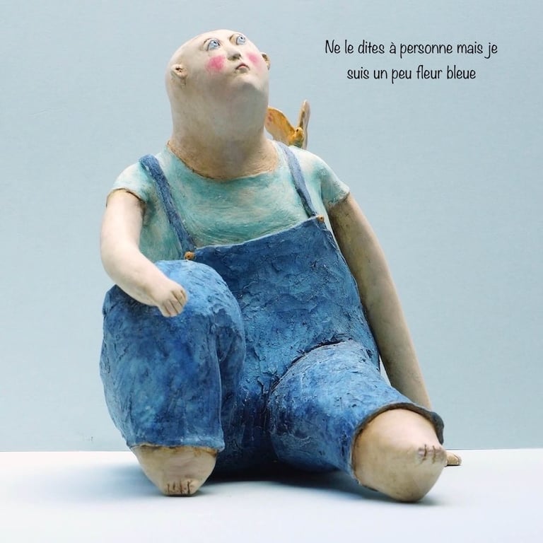 sculpture terre homme salopette bleue papillon épaule intitulée Ne le dites à personne mais je suis un peu fleur bleue