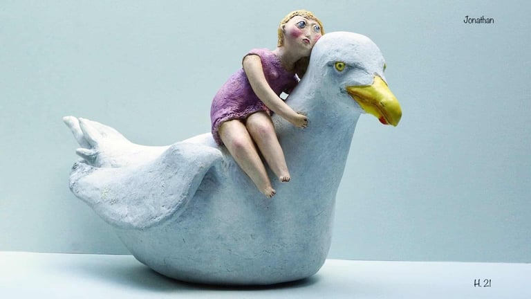 sculpture terre engobe pigments femme robe mauve enlaçant d'amitié grand goéland Jonathan