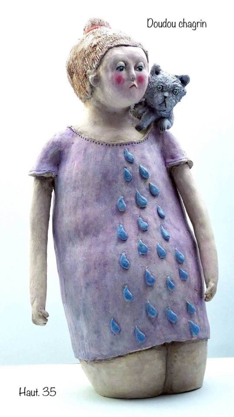 sculpture terre femme au chignon robe mauve larmes consolée chat angora épaule intitulée Doudou chagrin