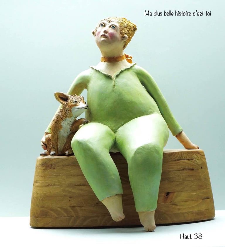 sculpture terre petit Prince habit vert tenant ami renard patte posée intitulée ma plus belle histoire c'est toi