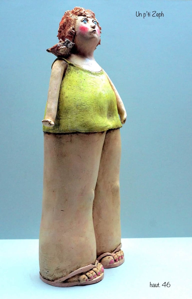 argile grande jeune fille avec moineau sur l'épaule et longues