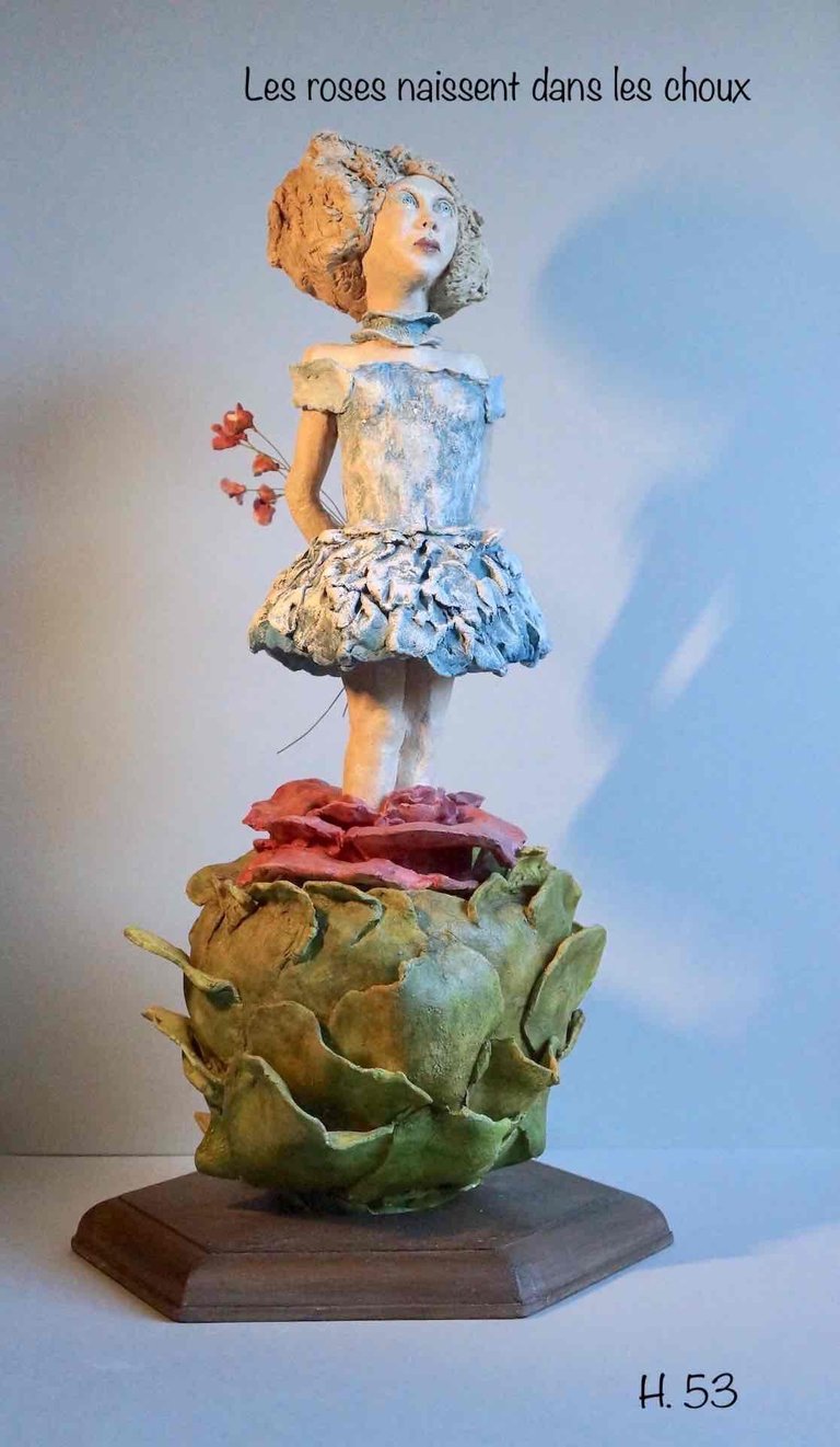 sculpture terre femme robe bleue bouquet derrière dos rose chou pommelé intitulée les roses naissent dans les choux