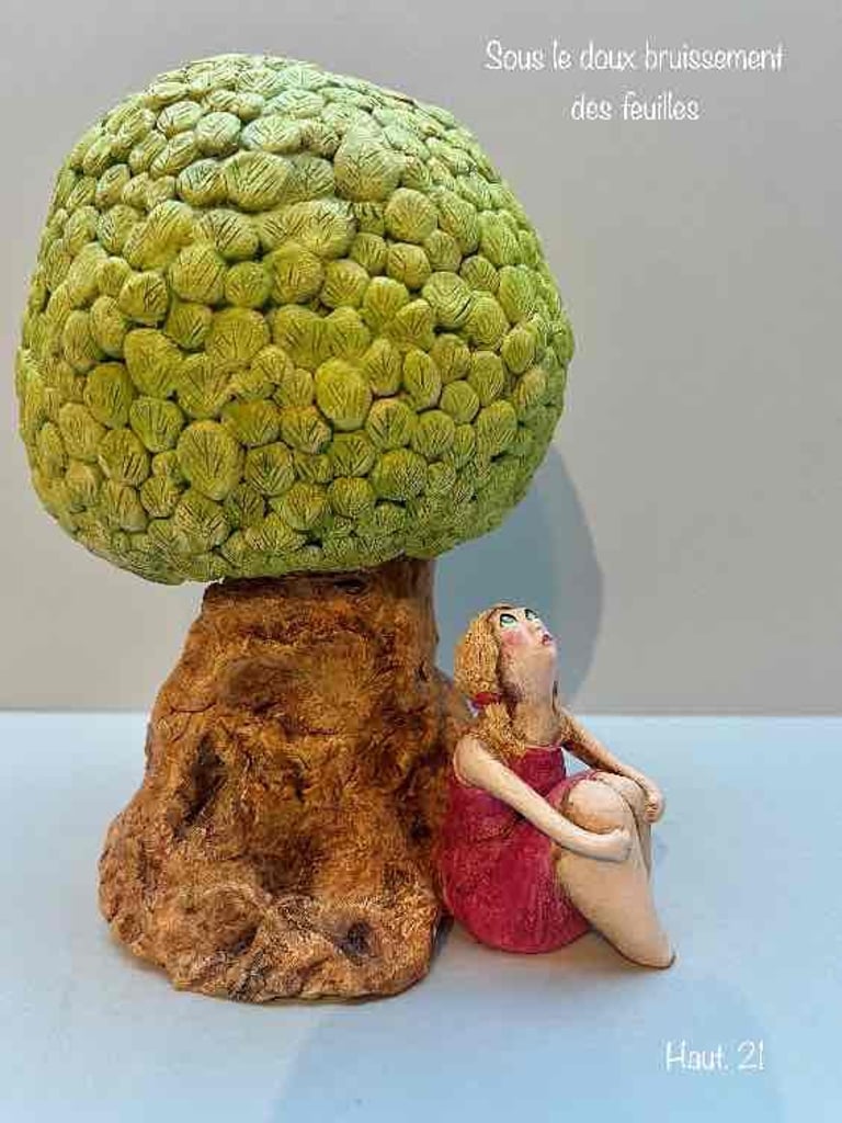 sculpture terre poétique femme sous arbre feuillage vert rêvant