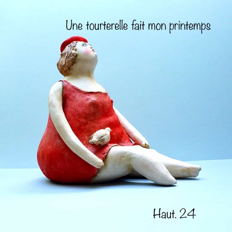 argile petite femme avec sa tourterelle