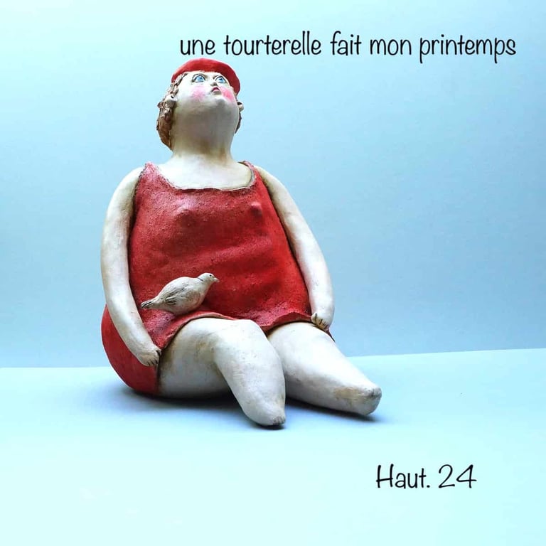 argile petite femme avec sa tourterelle