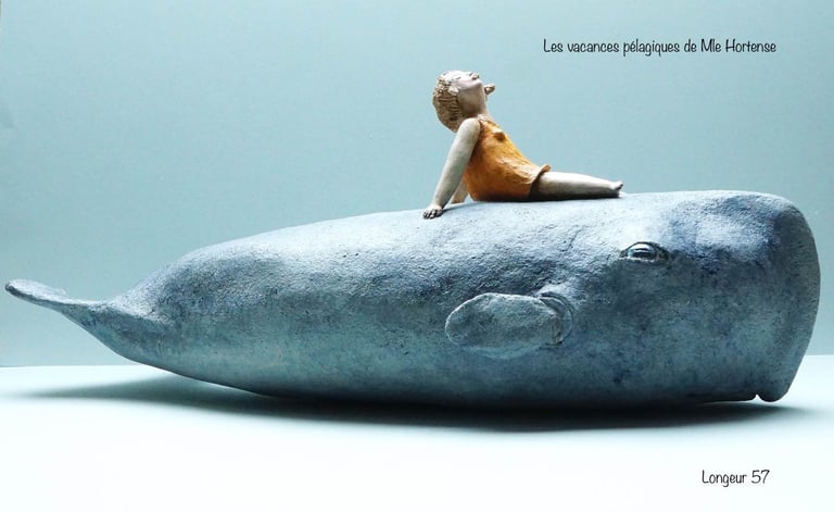 sculpture terre petite femme nommée Hortense robe jaune navigant cheveux flottants sur dos cachalot vacances