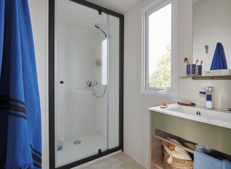 Salle de bains fonctionnelle et moderne dans un mobil-home 2 chambres à Sarzeau. #sarzeau #camping #borddemer
