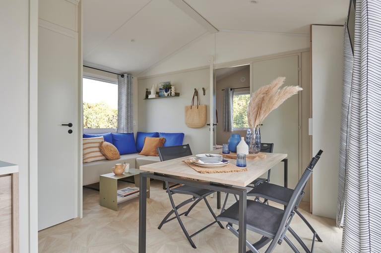 Salon spacieux et lumineux dans notre mobil-home Les Dunes à Sarzeau. Idéal pour se détendre en famille. #locationvacances #m
