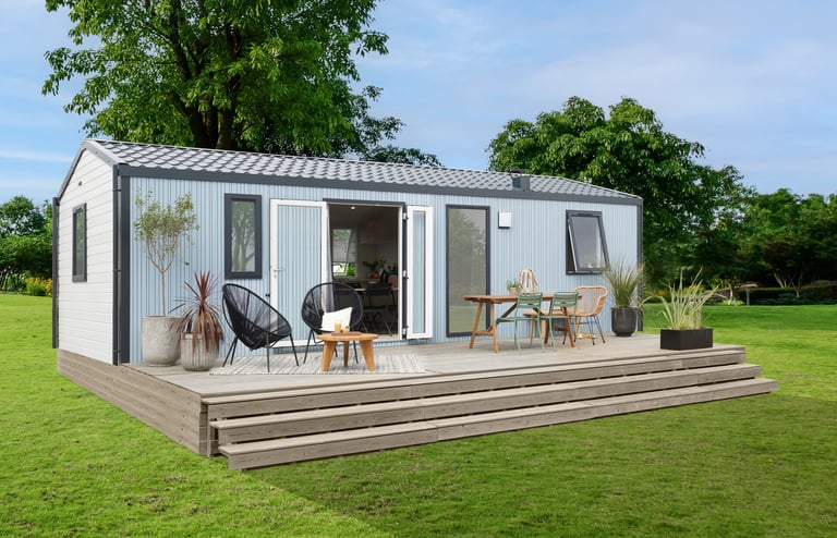 alt="Mobil‑home 4 personnes moderne au camping La Grée Penvins, entouré de verdure"