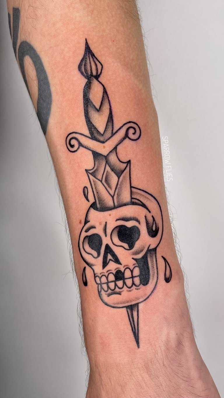 Traditional dagger and skull tattoo design made by Agnė