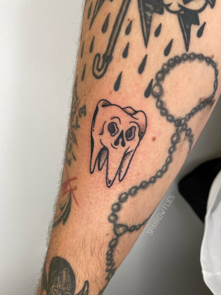 Traditional tooth with skull face tattoo made like a gapfiller