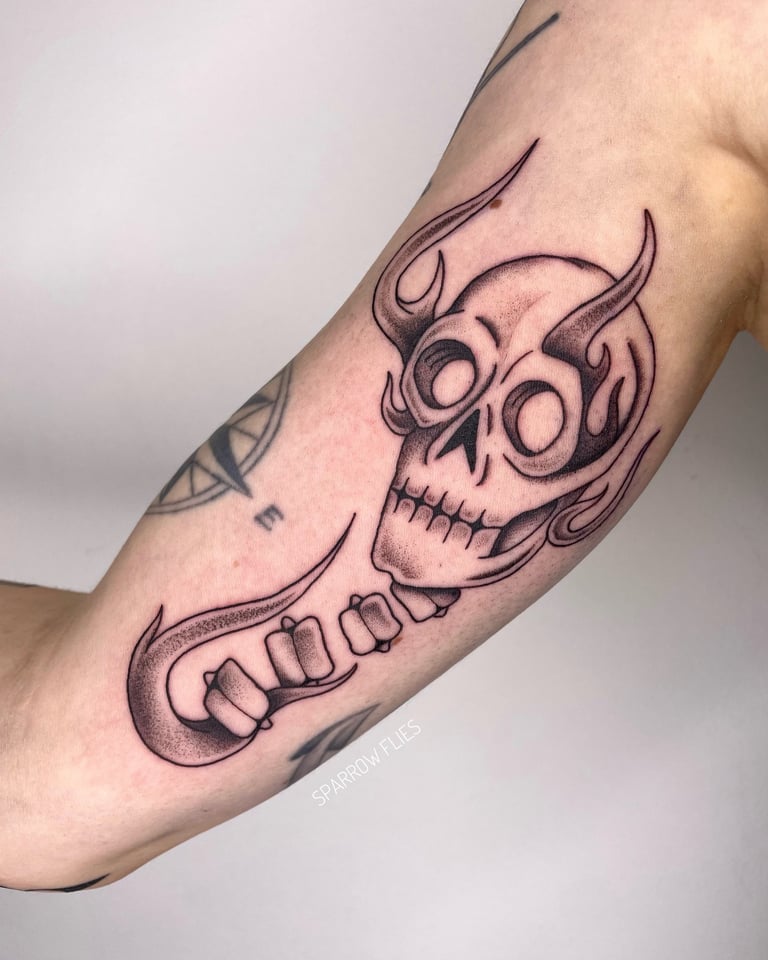 Old school skull tattoo design on the upper arm