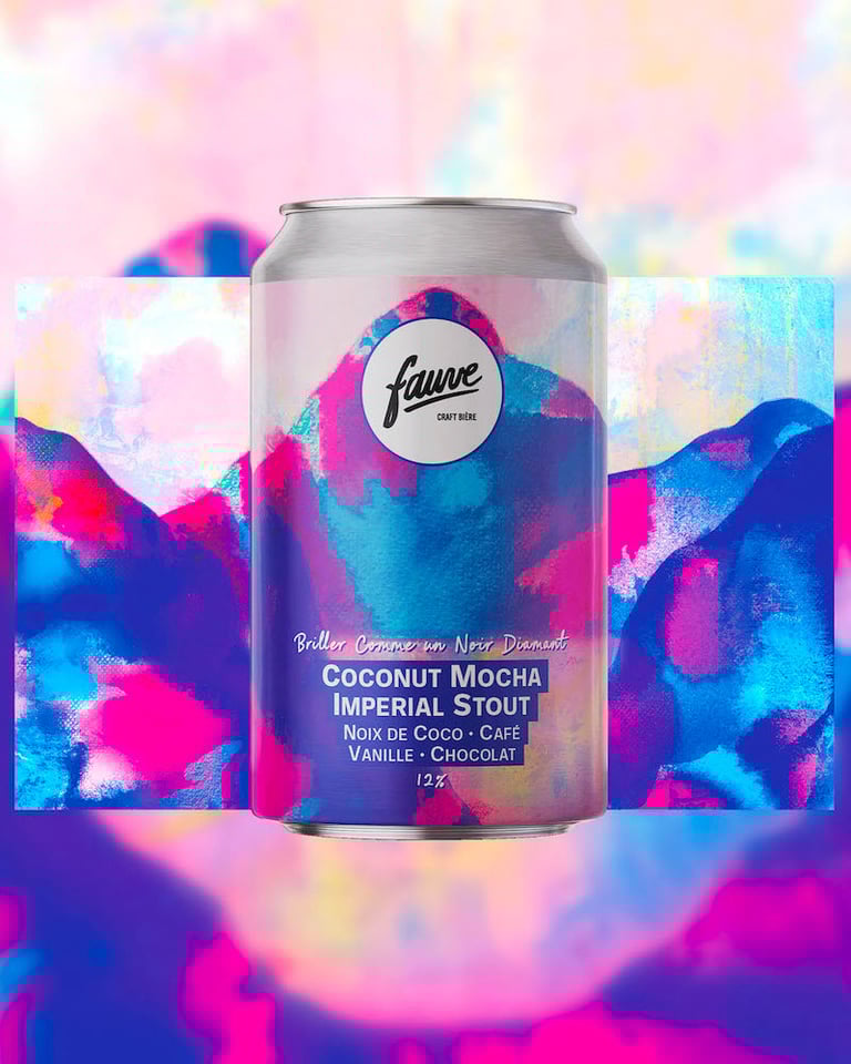 canette de bière fauve imperial stout sur fond de montagnes colorées