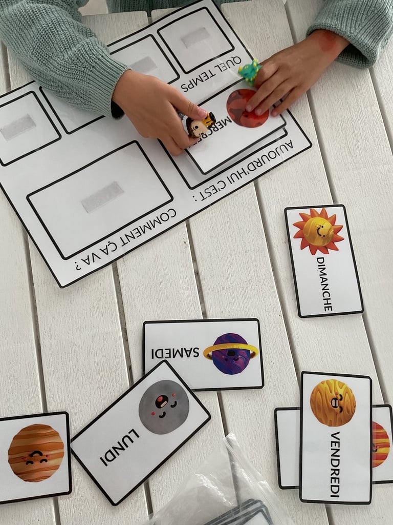 des enfants qui vont la routine pour se dire bonjour en classe de français