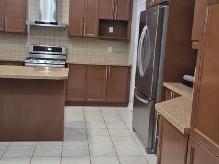 Move-in and move-out cleaning in an empty home