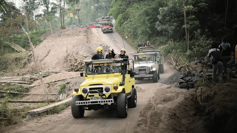 Jeep melaju di jalur ekstrem wisata lava tour Merapi Jogja