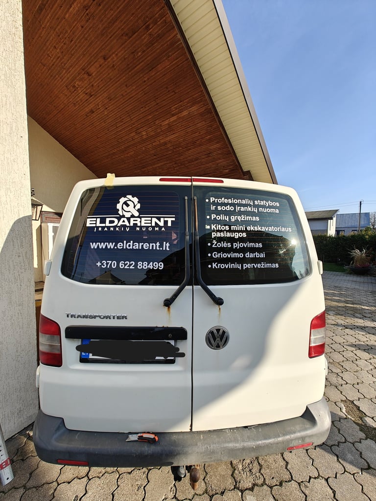 apklijuotas autobusas su imones rekvizitais