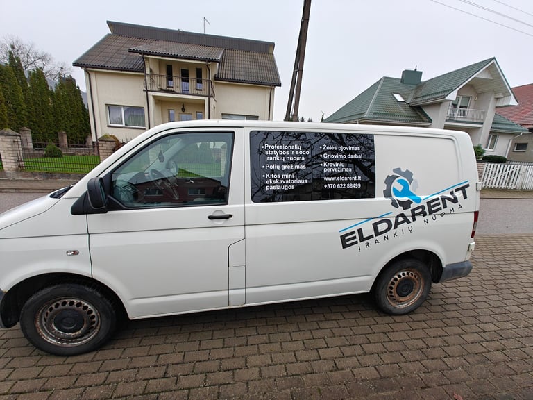 autobusas apklijuotas plevele su imones pavadinimu ir rekvizitais