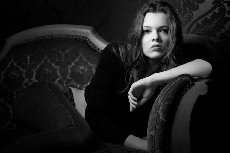 Fashion-Shooting Chur: Elegante Pose auf Sofa mit floraler Struktur – Studio-Fotografie von Wowart