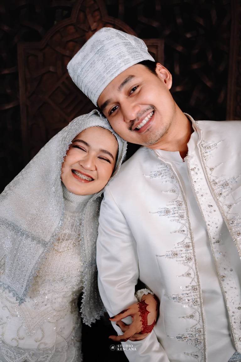 Memopro Wedding Organizer WO profesional dan terpercaya. man and woman in traditional dress clothes