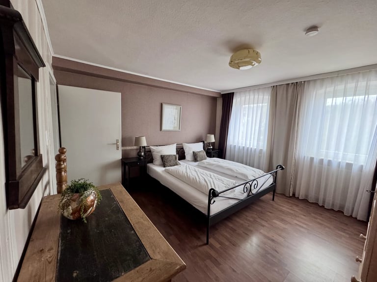 großes Schlafzimmer mit Doppelbett