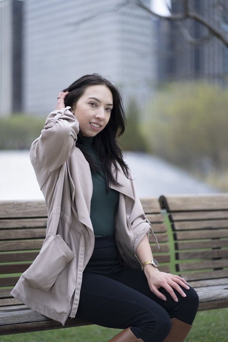 retrato mujer cabello en mano
