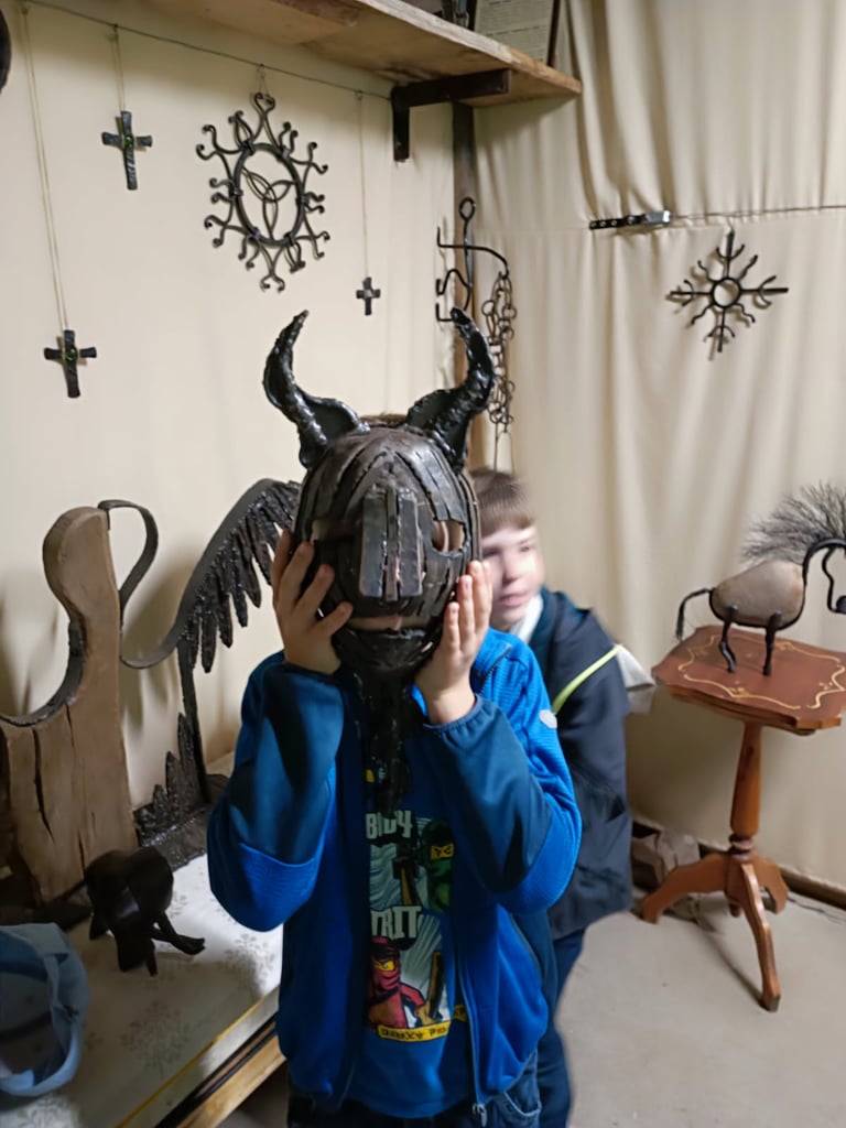 Kalvystės edukacinė programa vaikų grupei Vaitakarčmio kaimo kalvėje.