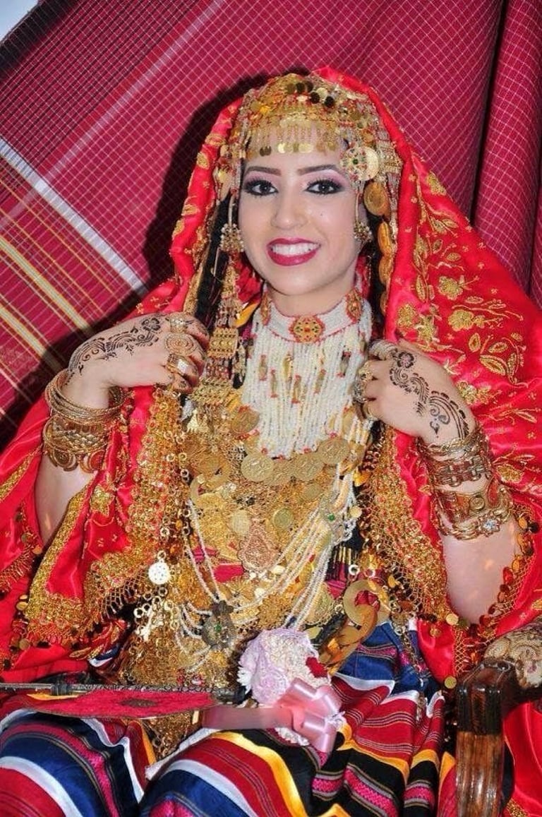 portrait d'une famme portant une hassara de djerba, culture et identité tunisienne