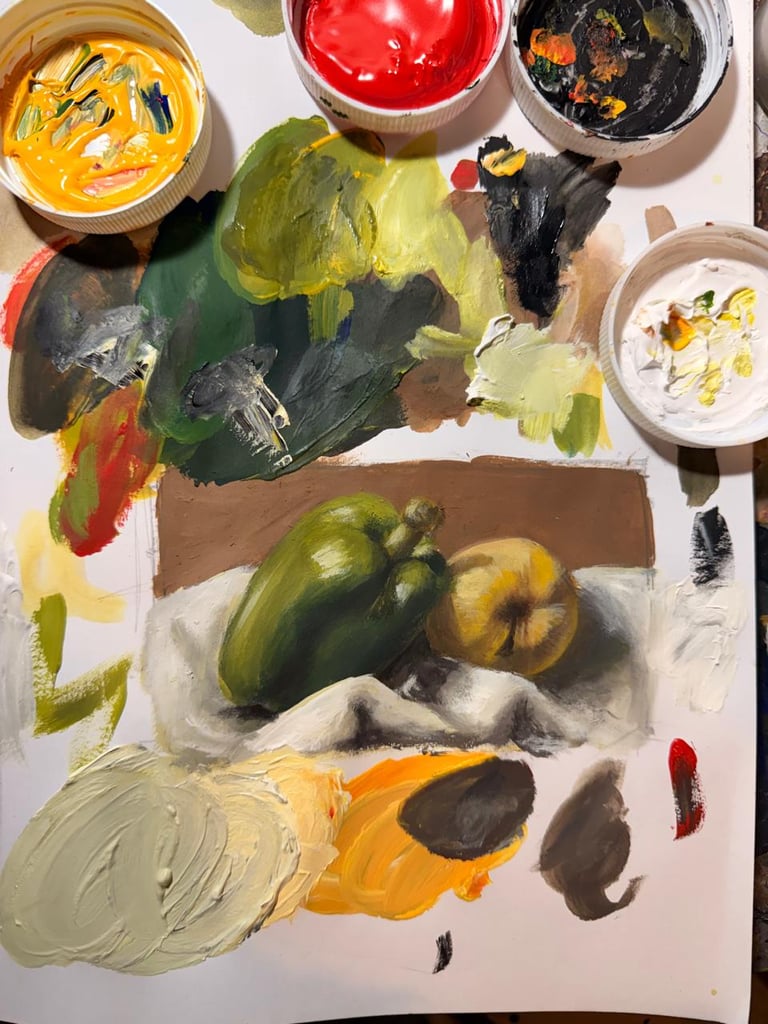 Pintura al óleo de un pimiento verde y una fruta amarilla sobre una paleta de lienzo con pinturas al