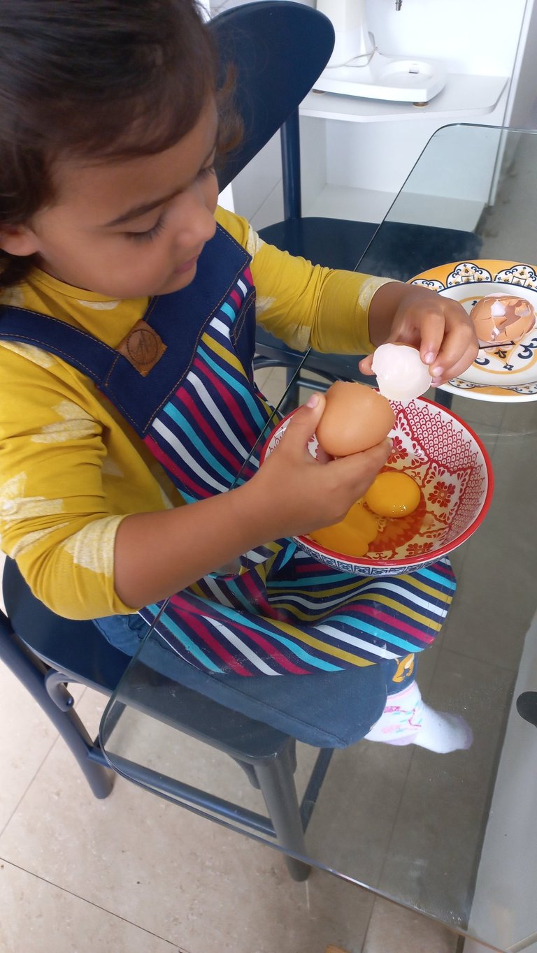 Criança utilizando avental na cozinha