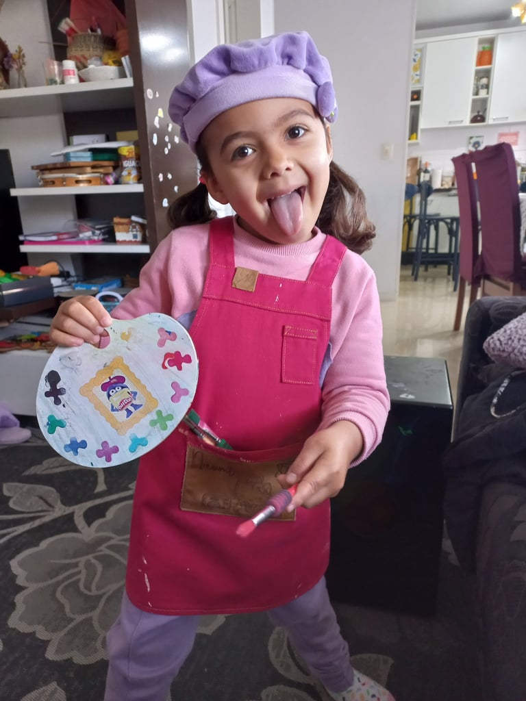 Criança utilizando avental para pintura
