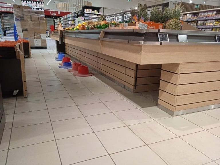Aménagement intérieur moderne avec panneaux décoratifs en bois