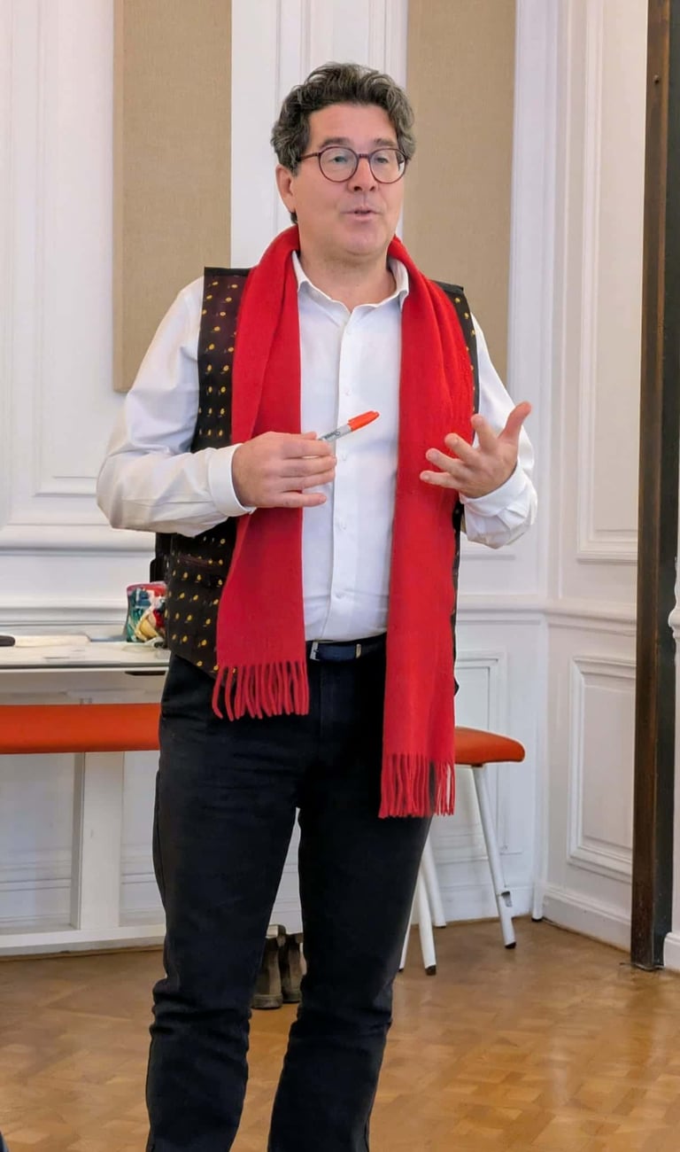 Olivier Paris s'exprimant debout un stylo à la main