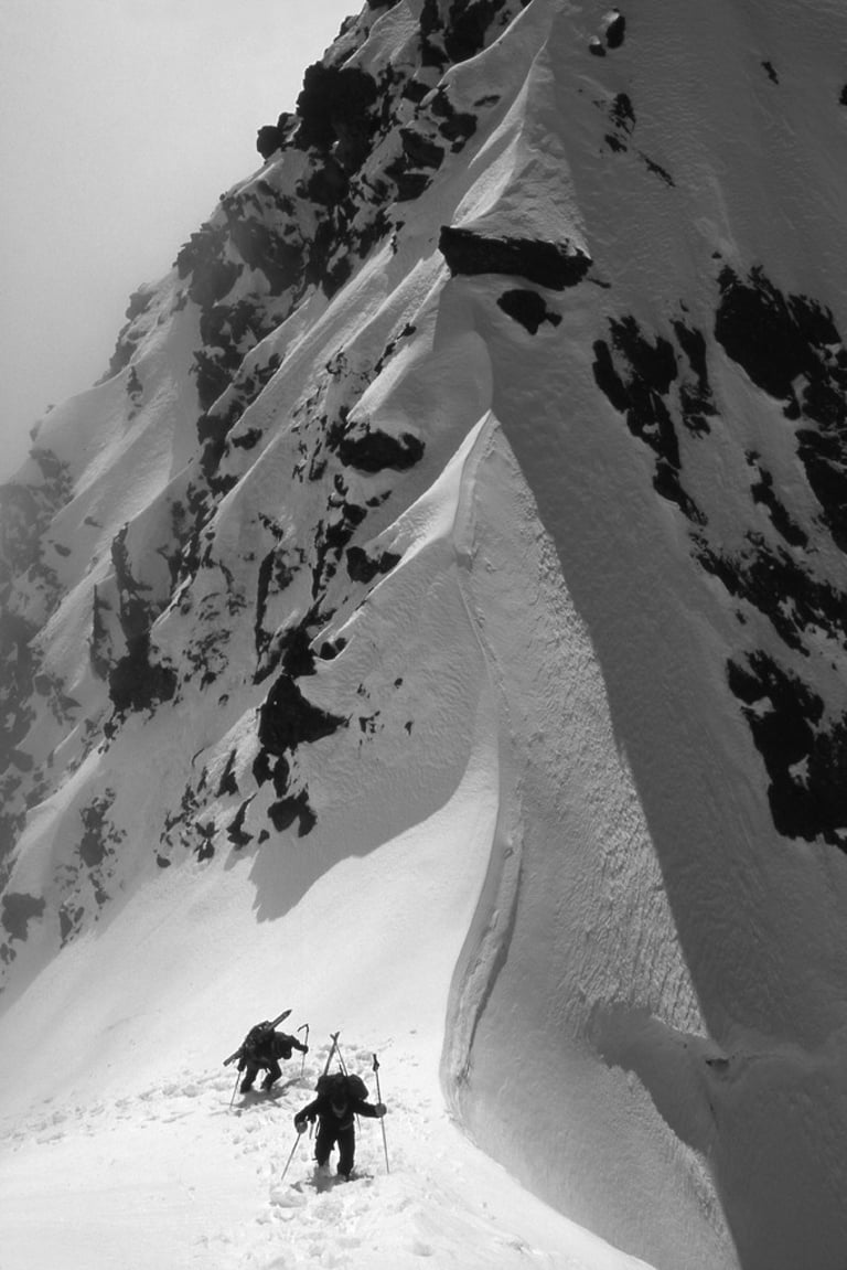 deux skieurs arrivent à un col