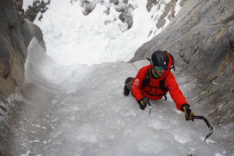 un grimpeur en cascade de glace