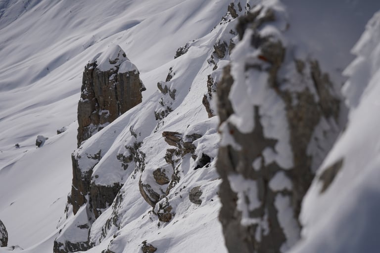 un monolithe enneigé 