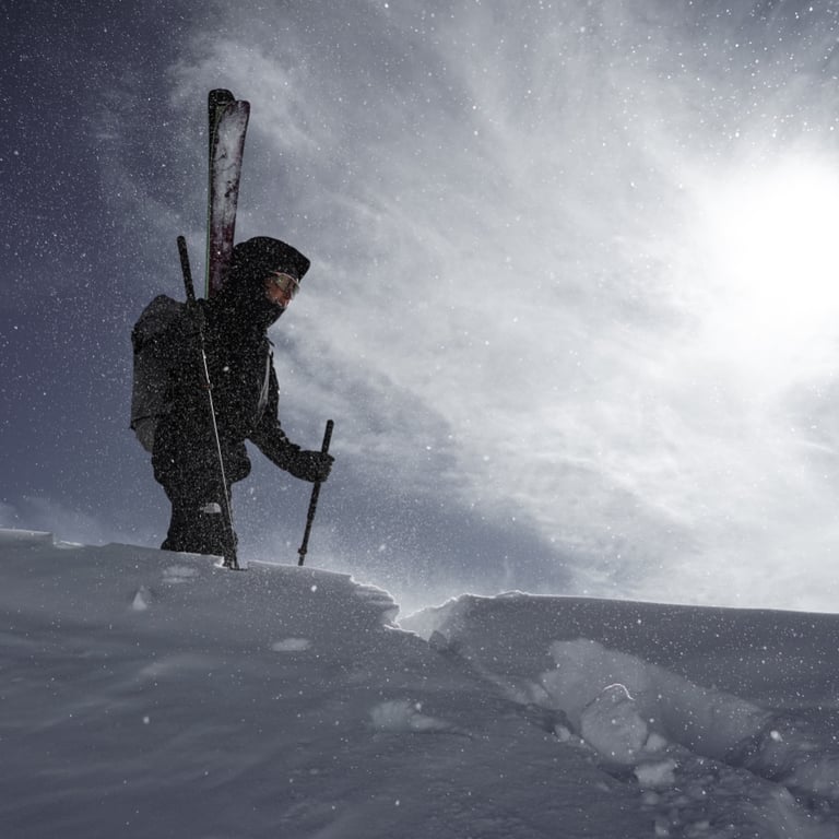 une skieuse marchant sur une corniche enneigée