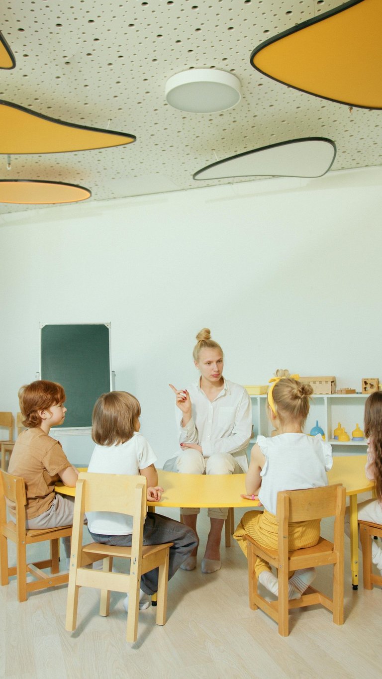 Uniformes para educación y servicios con prendas cómodas, prácticas y adaptadas al día a día 