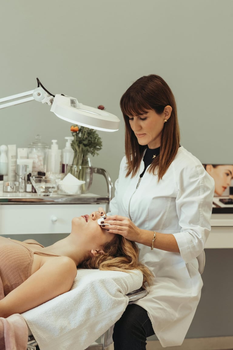 Ropa laboral para estética y bienestar con diseño moderno, comodidad y una imagen profesional