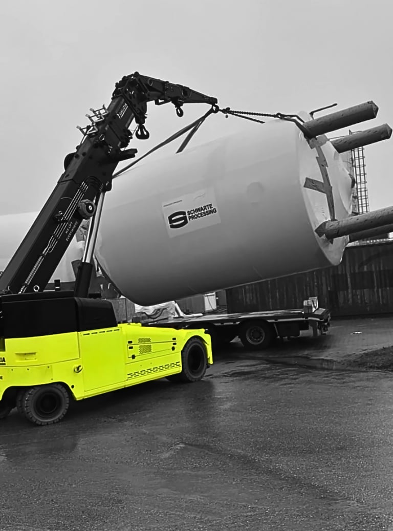 relokacja zbiornika przemysłowego przy pomocy żurawia elektrycznego  