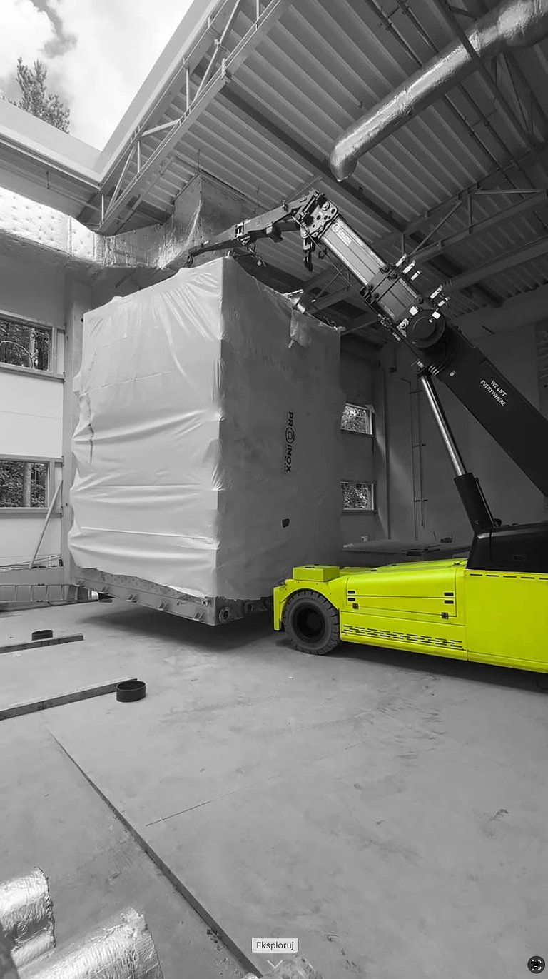 relokacja zbiornika przemysłowego przy pomocy żurawia elektrycznego  