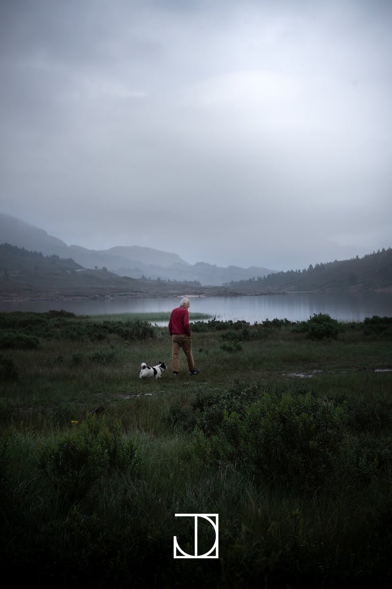 photo portrait paysage monsieur chien pull-rouge nuage 
