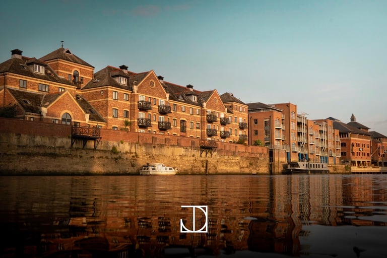 photo rivière bâtiment brique rouge bleu bateau miroir reflet