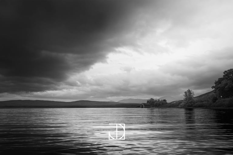 photo paysage noir-et-blanc lac maison nuage