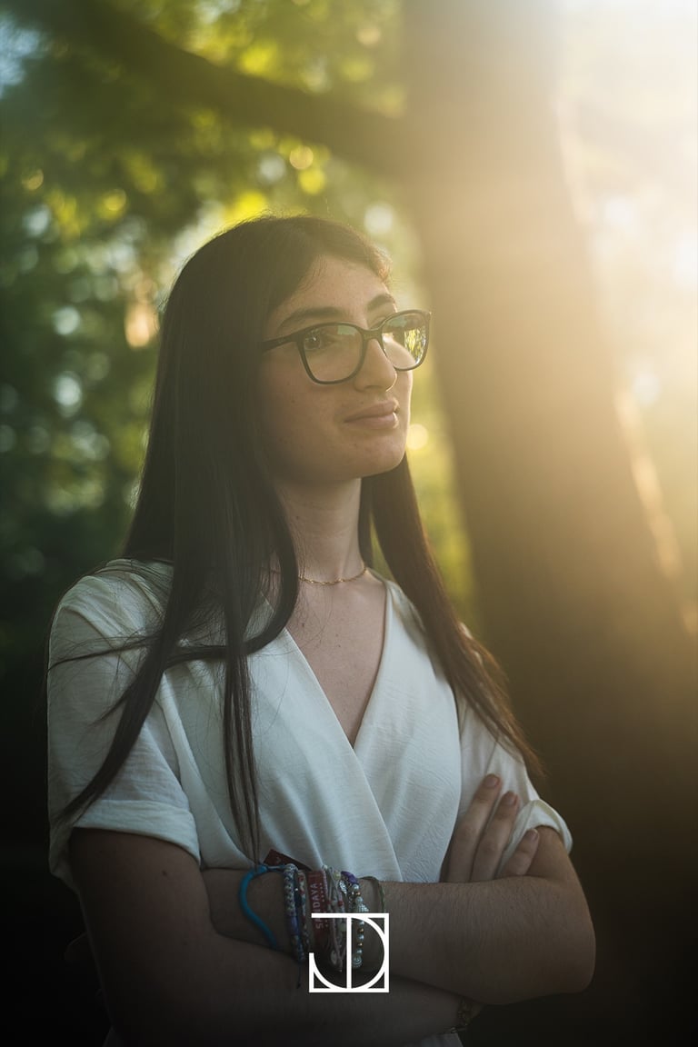 photo portrait fille arbre contre-jour lumière  