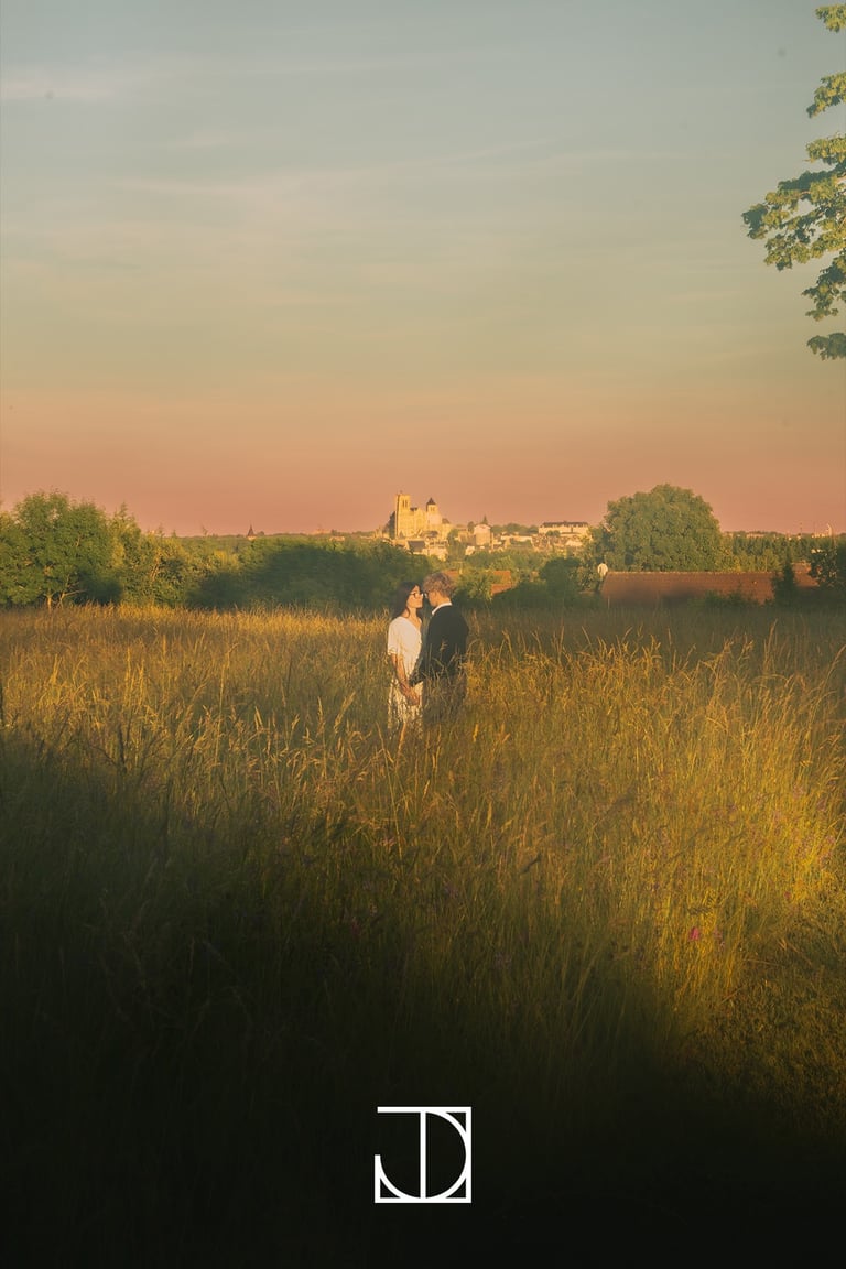 photo portrait couple cathédrale champ coucher-de-soleil