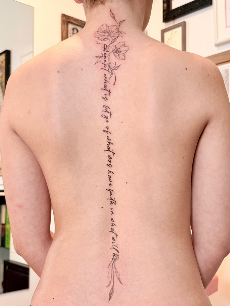 Wirbelsäulentätowierung Ideen, fine line tattoo St.gallen