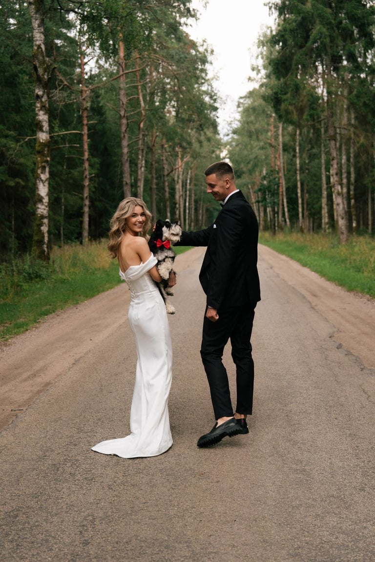 Jaunieji miške su augintiniu - vestuvių fotografija Lietuvoje | WEDINGERIS