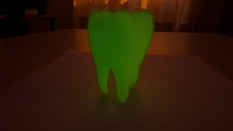parlayan 3D baskı diş modeli