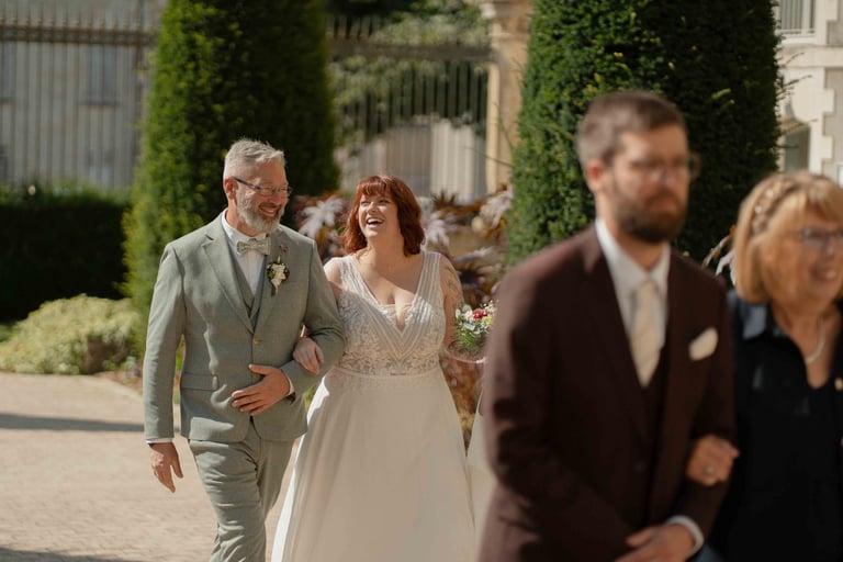 La mariée arrive avec son père à la mairie de thouars
